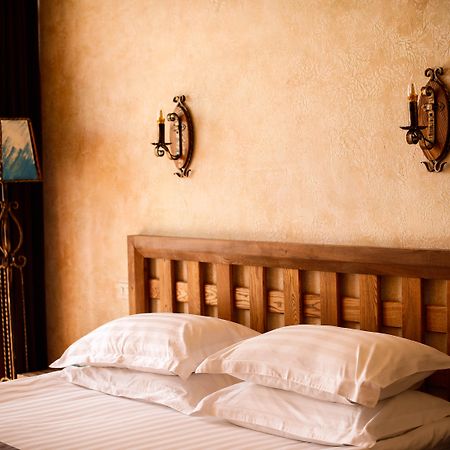 Caucasus Hotel Kasagh Zewnętrze zdjęcie A bed with two pillows