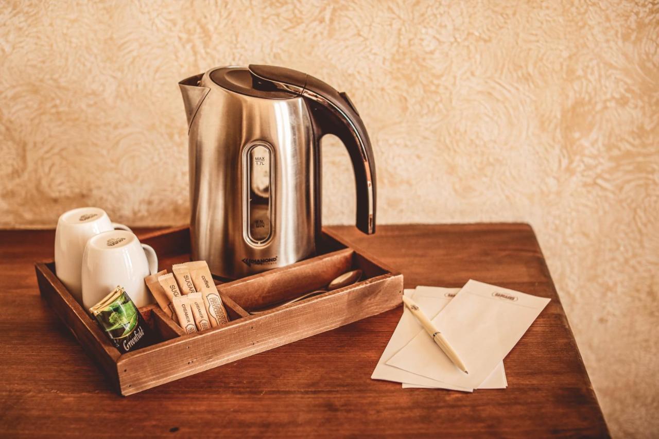 Caucasus Hotel Kasagh Zewnętrze zdjęcie A kettle in a hotel room