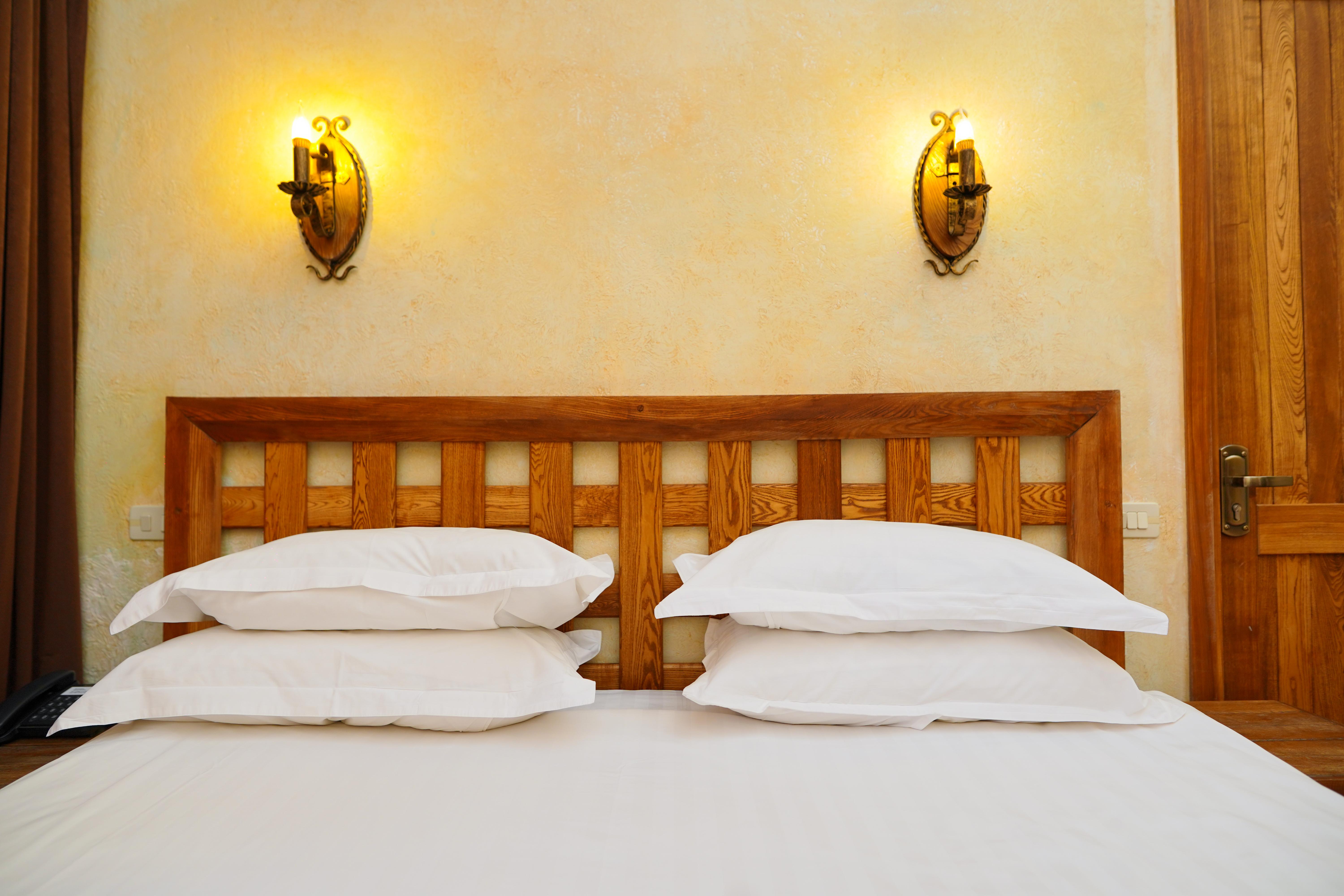 Caucasus Hotel Kasagh Zewnętrze zdjęcie A bed with two pillows