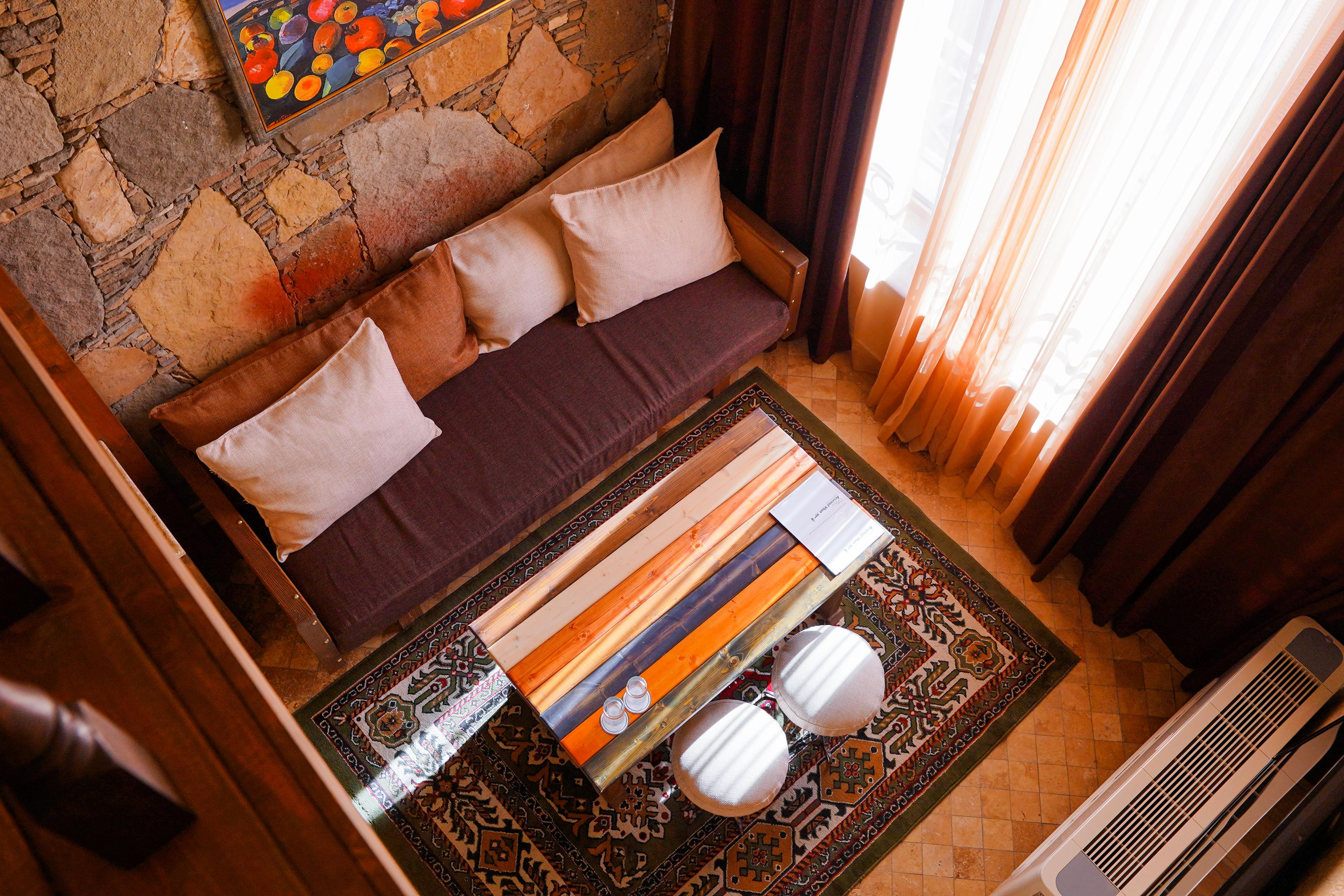 Caucasus Hotel Kasagh Zewnętrze zdjęcie A living room with a carpet