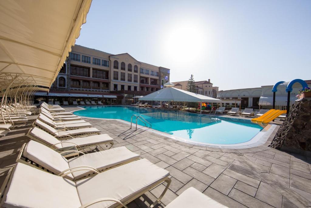 Caucasus Hotel Kasagh Zewnętrze zdjęcie The swimming pool at the hotel