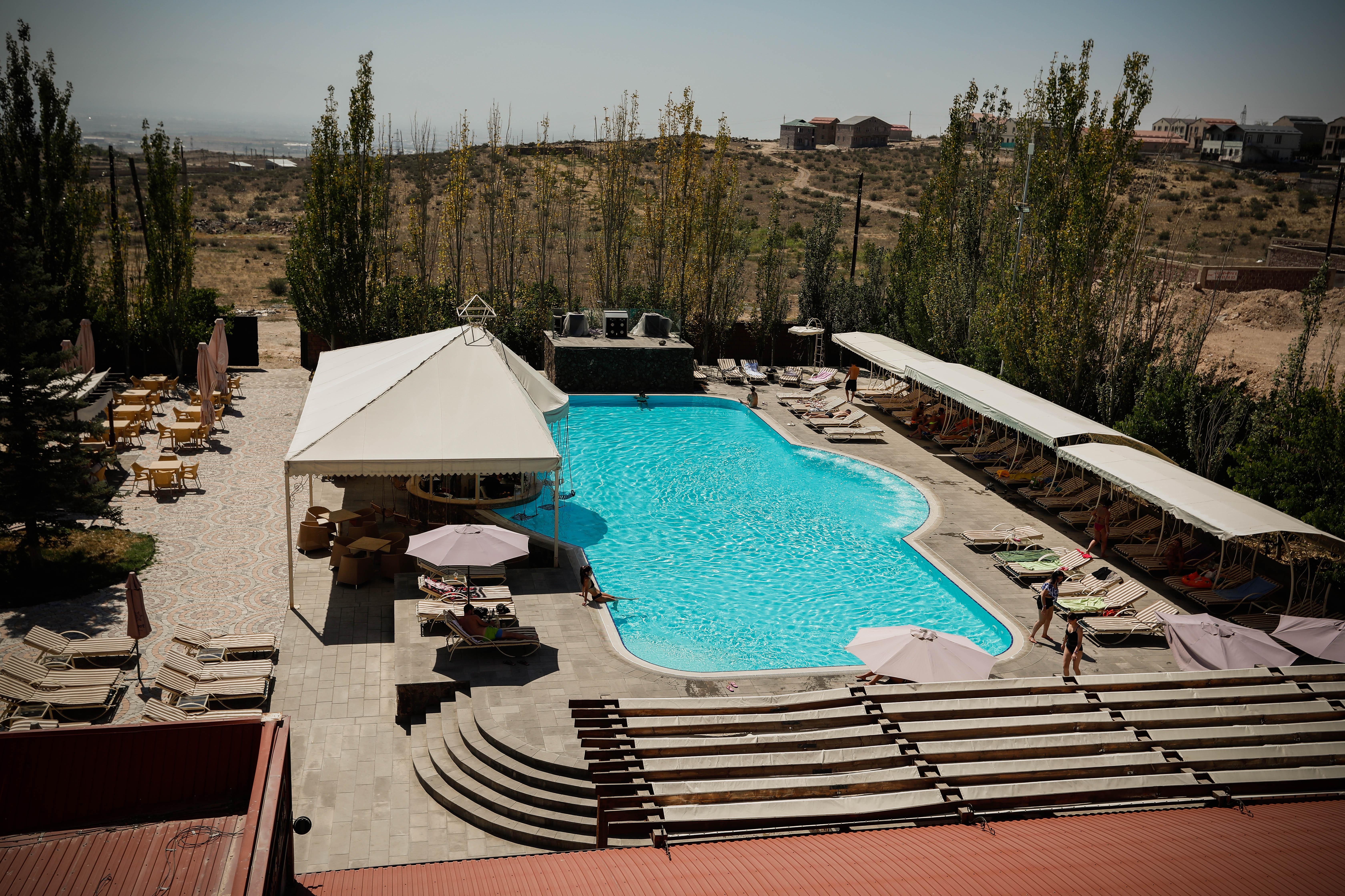 Caucasus Hotel Kasagh Zewnętrze zdjęcie The swimming pool at the Grand Hotel