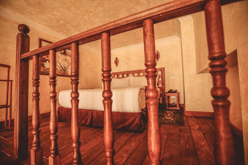 Caucasus Hotel Kasagh Zewnętrze zdjęcie A bed in a hotel room